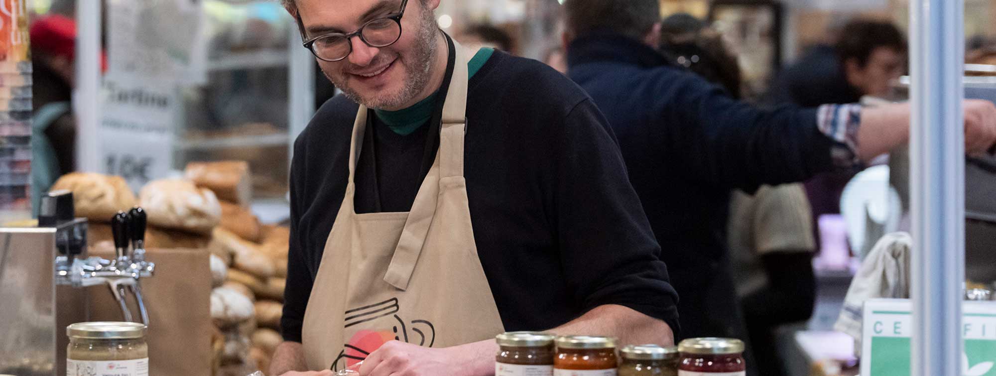 Exposant présentant ses produits du Grand-Est