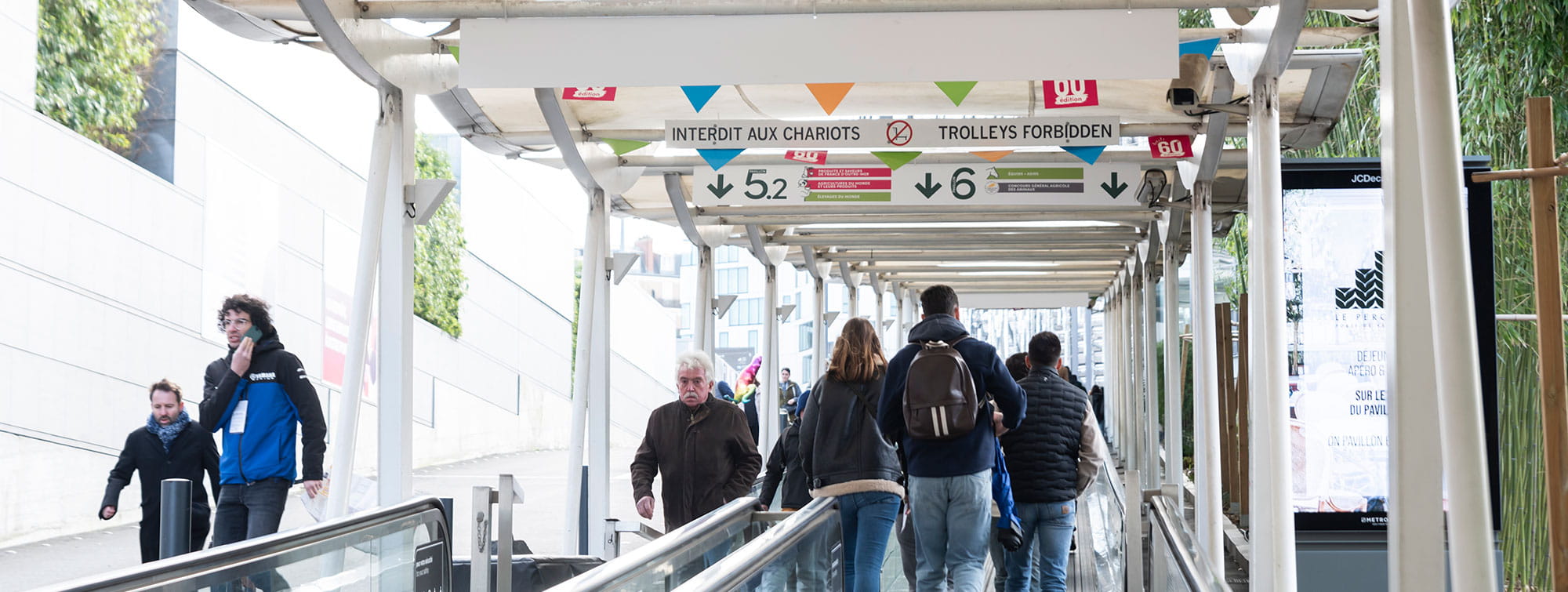 Visiteurs sur les escalators à l'entrée extérieure