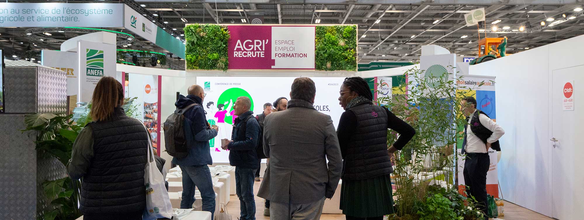 Visiteurs devant le stand Agri'Recrute