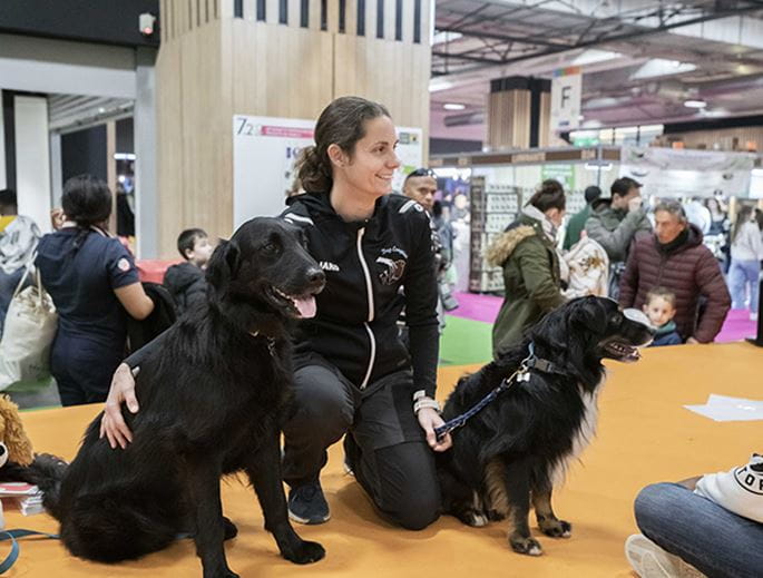 Femme entourée de deux chiens