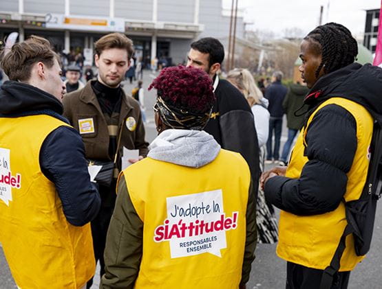 Groupe de personnes portant des gilets SIA'TTITUDE