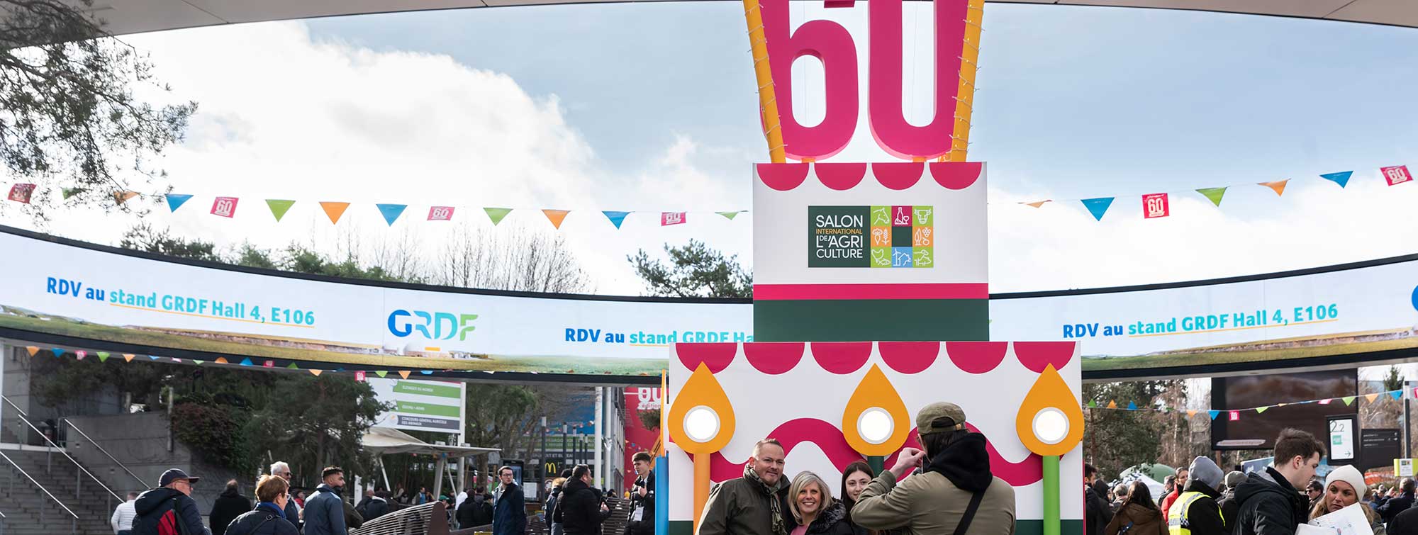 Gateau des 60 ans du salon à l'extérieur