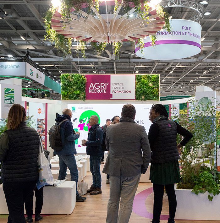 Visitors in front of the Agri'Recrute stand