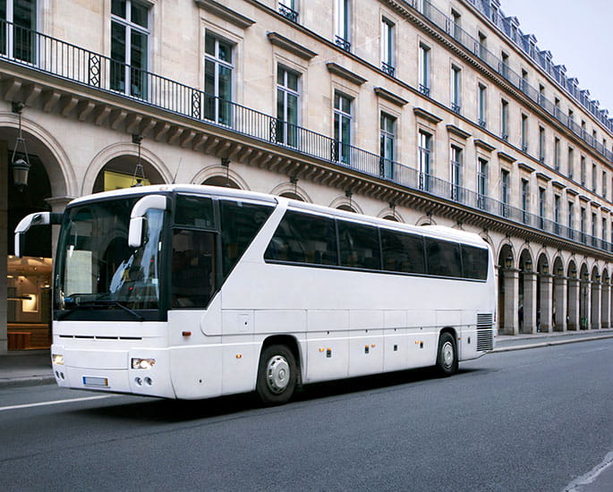 Autocar dans une rue de Paris